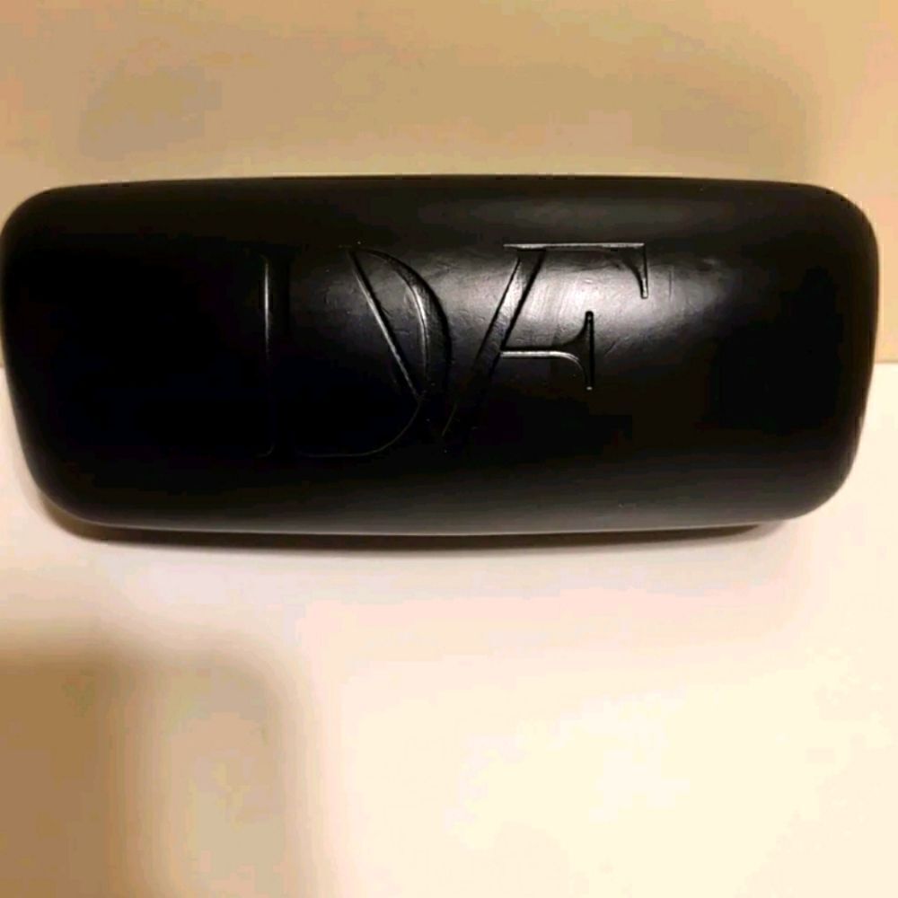 NEW DVF Black Leather Fuchsia Velvet Lined Hard Clamshell Eye/Sunglass Case